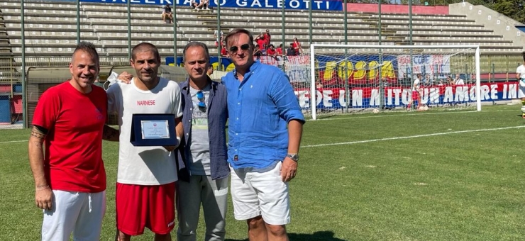Premiato Matteo Silveri per le 450 presenze in rossoblù